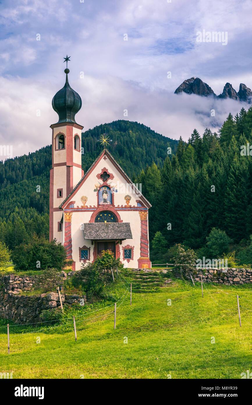 St. Magdalena Dorfkirche am Fuße der Dolomiten, der Kirche St. Johann in Ranui, Alpen, Italien Stockfoto
