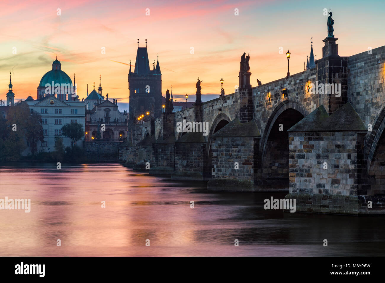 Berühmte ikonische Bild von der Karlsbrücke, Prag, Tschechische Republik. Konzept der Welt reisen, Sehenswürdigkeiten und Tourismus. Stockfoto
