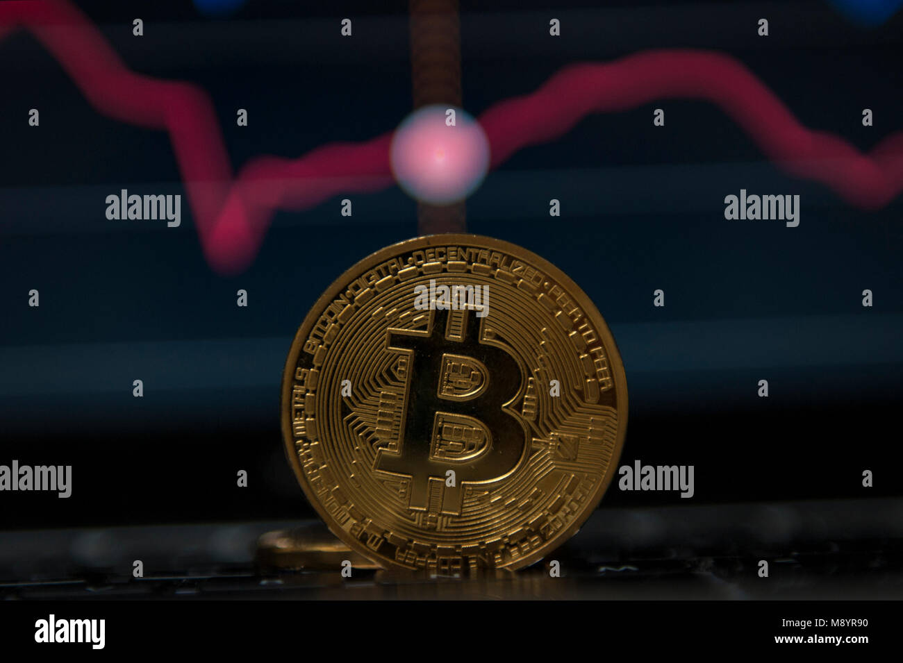 Bitcoin cryptocurrency gesehen infront Börse Grafiken Stockfoto