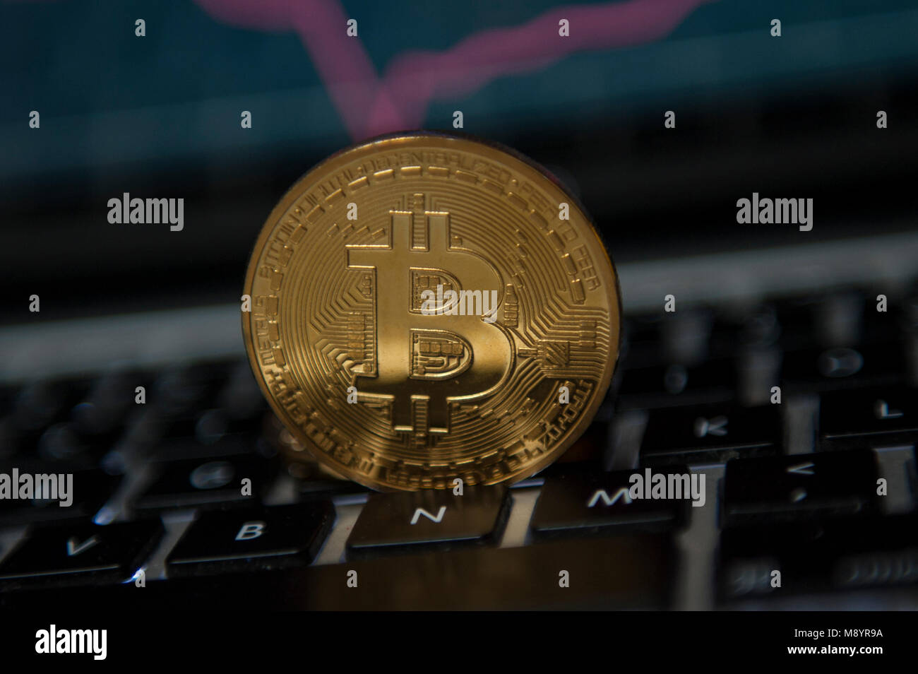 Bitcoin cryptocurrency gesehen infront Börse Grafiken Stockfoto