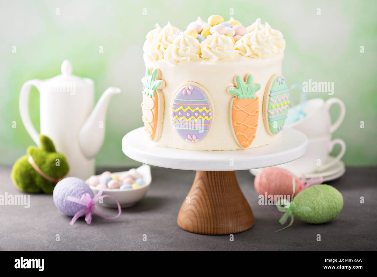 Karottenkuchen mit Zuckerguss für Ostern Stockfoto