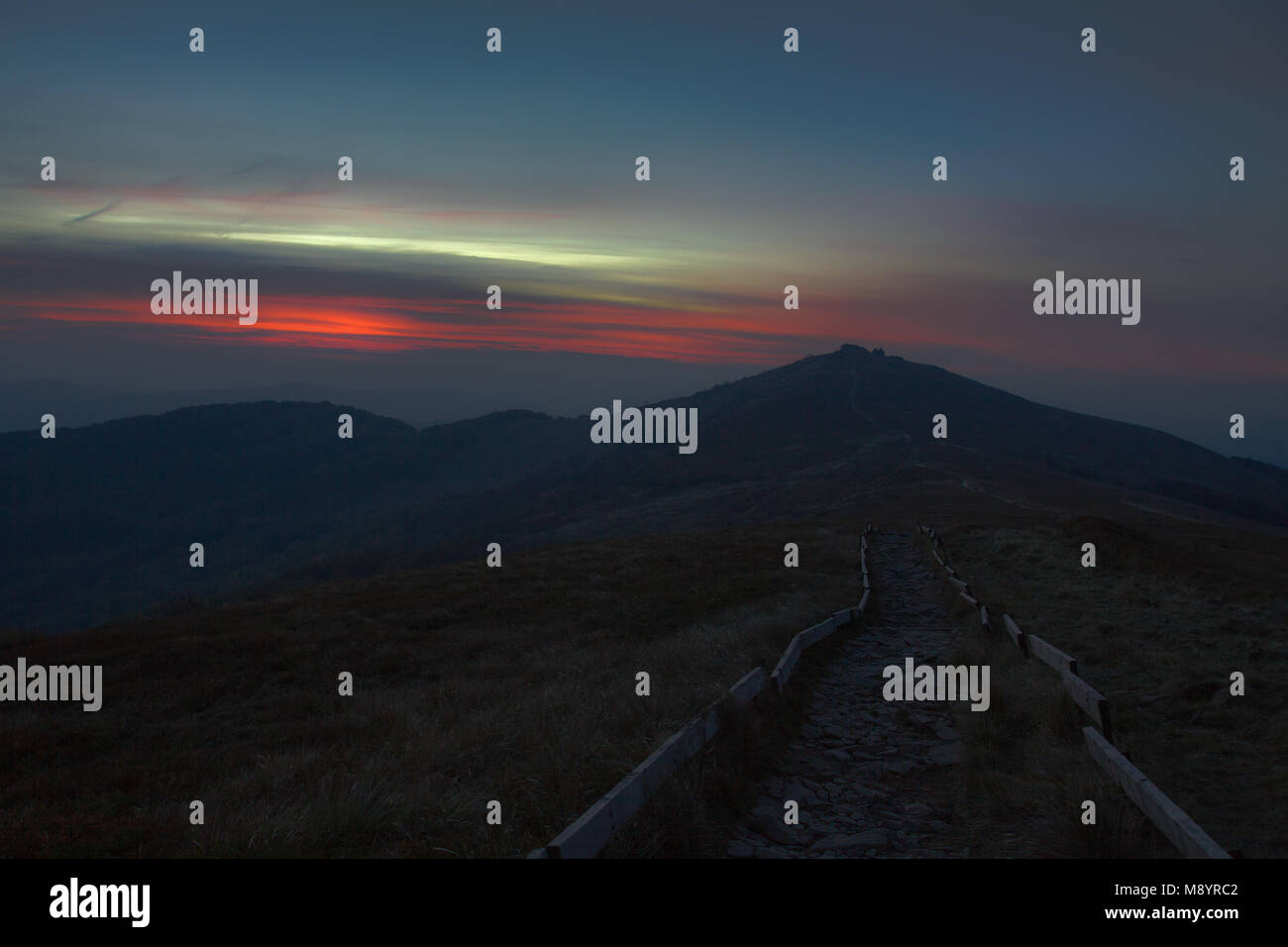 Dunkle Szenerie von Mountain Trail noch vor Sonnenaufgang, Bieszczady, Polen. Stockfoto