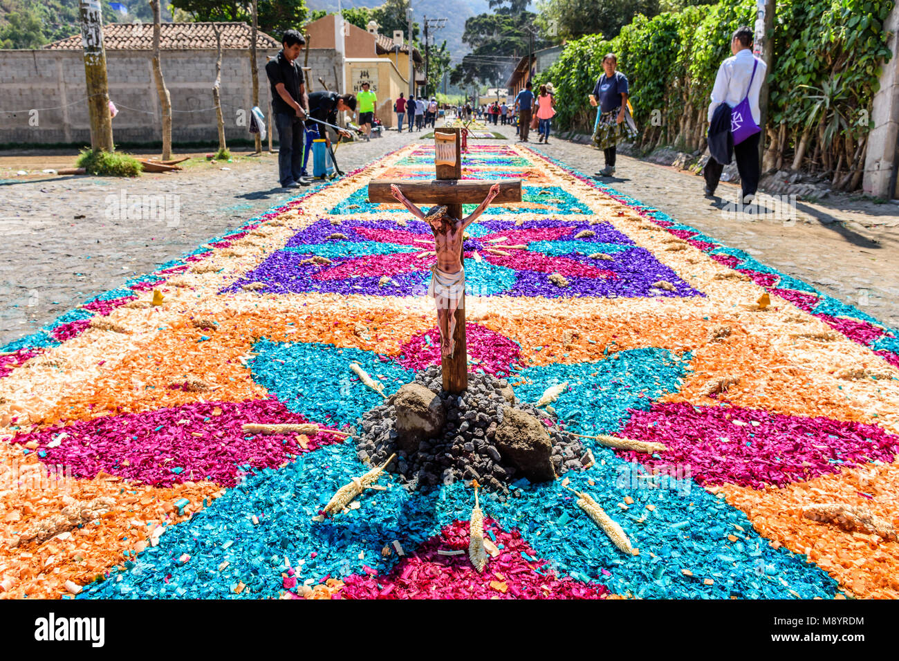 Antigua, Guatemala - 13. April 2017: Gründonnerstag gefärbt Sägemehl Prozession Teppich in der Stadt mit dem berühmtesten Feierlichkeiten zur Karwoche in Lateinamerika Stockfoto
