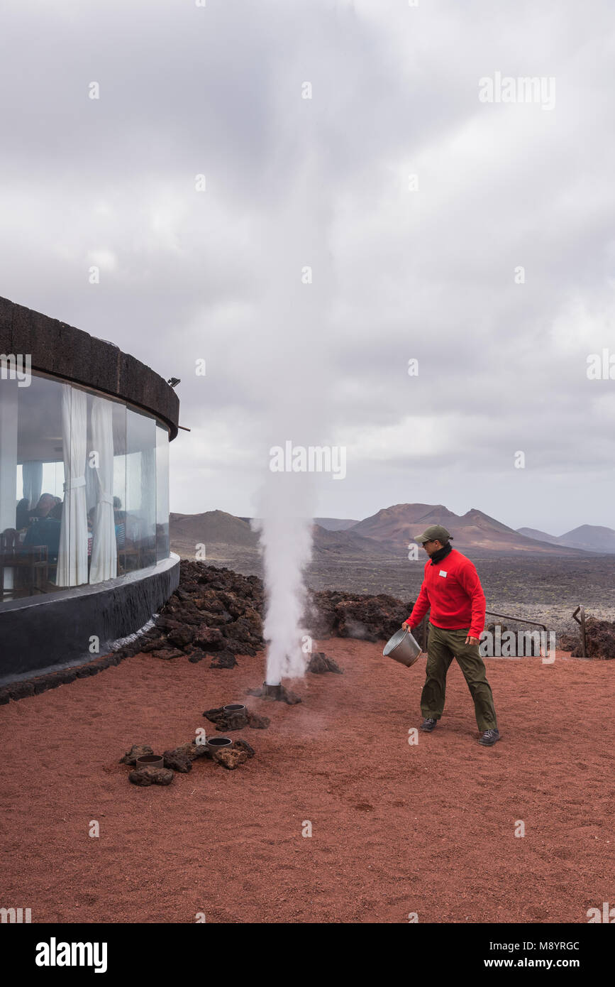 Lanzarote, Spanien - 12. Februar 2018: Der künstliche Geysir vulkanischen Demonstration in vulkanischen Nationalpark Timanfaya auf Lanzarote, Kanarische Inseln, Spanien Stockfoto