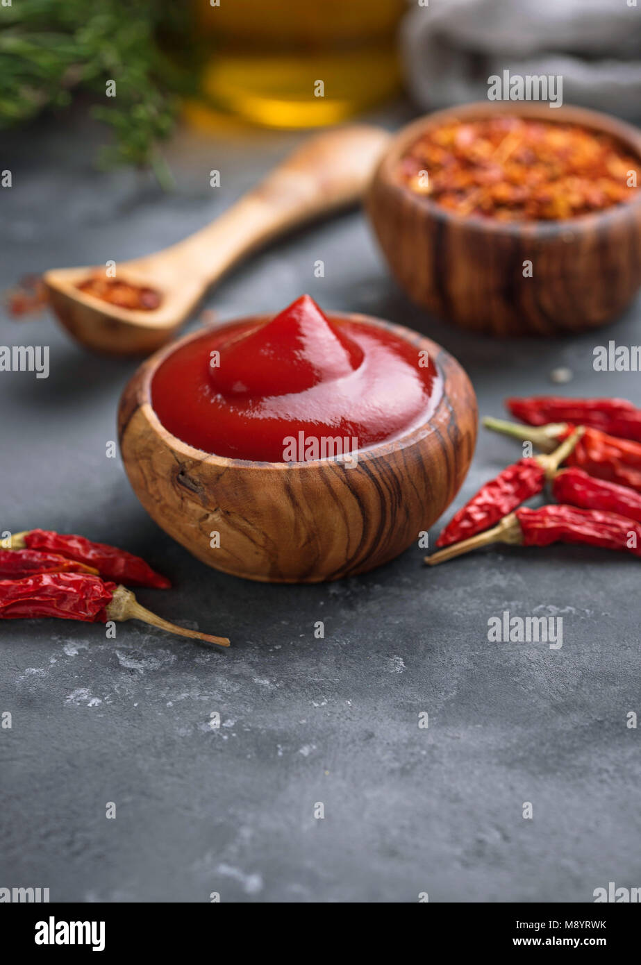 Pikanter Sauce mit Chilly Peppers. Stockfoto
