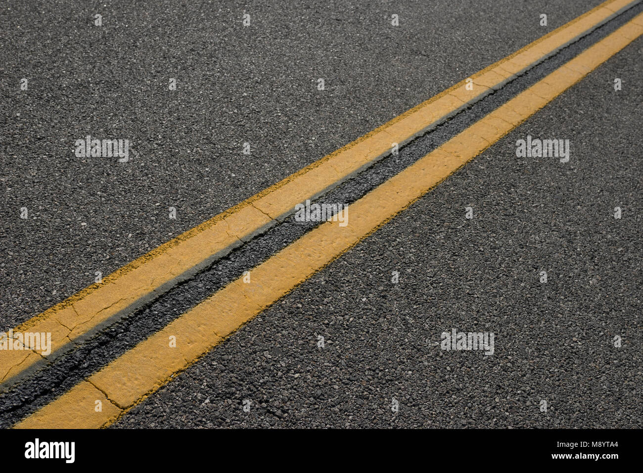 Gelb Lackiert Strasse Linien Run Auf Der Ceneter Von Einer Autobahn Stockfotografie Alamy
