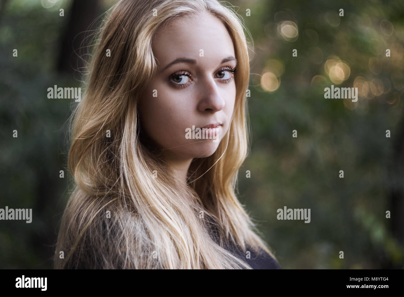 Portrait von eine schöne junge Frau mit langen blonden Haaren Stockfoto