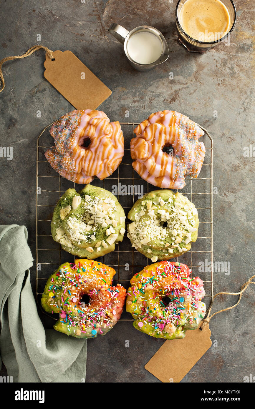 Vielzahl von Donuts auf eine Kühlung Rack Stockfoto