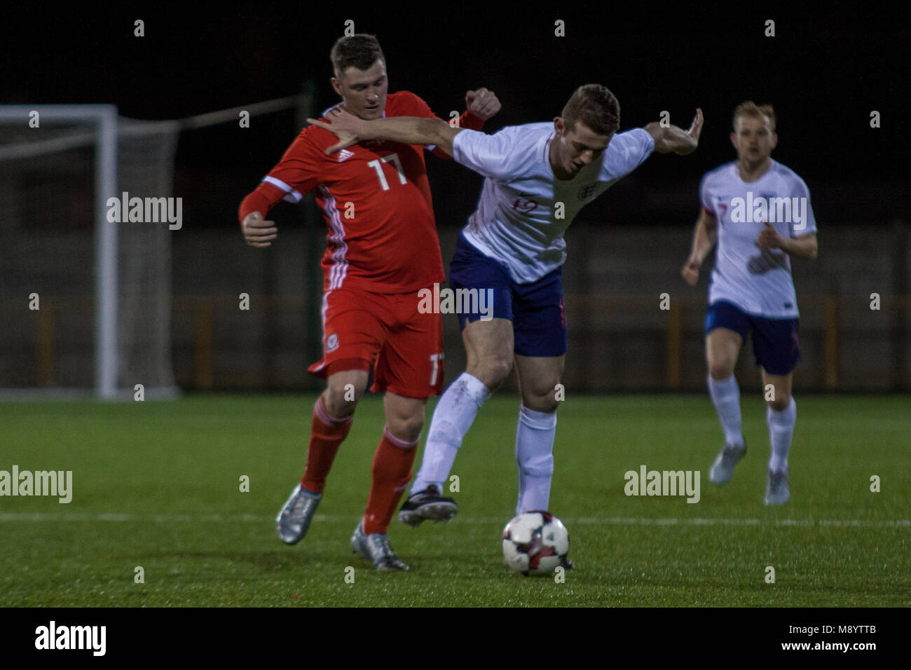 Der Engländer James Jones, schirmt den Ball aus Wales' Mark Jones am Jenner Park, Barry, Wales. Stockfoto