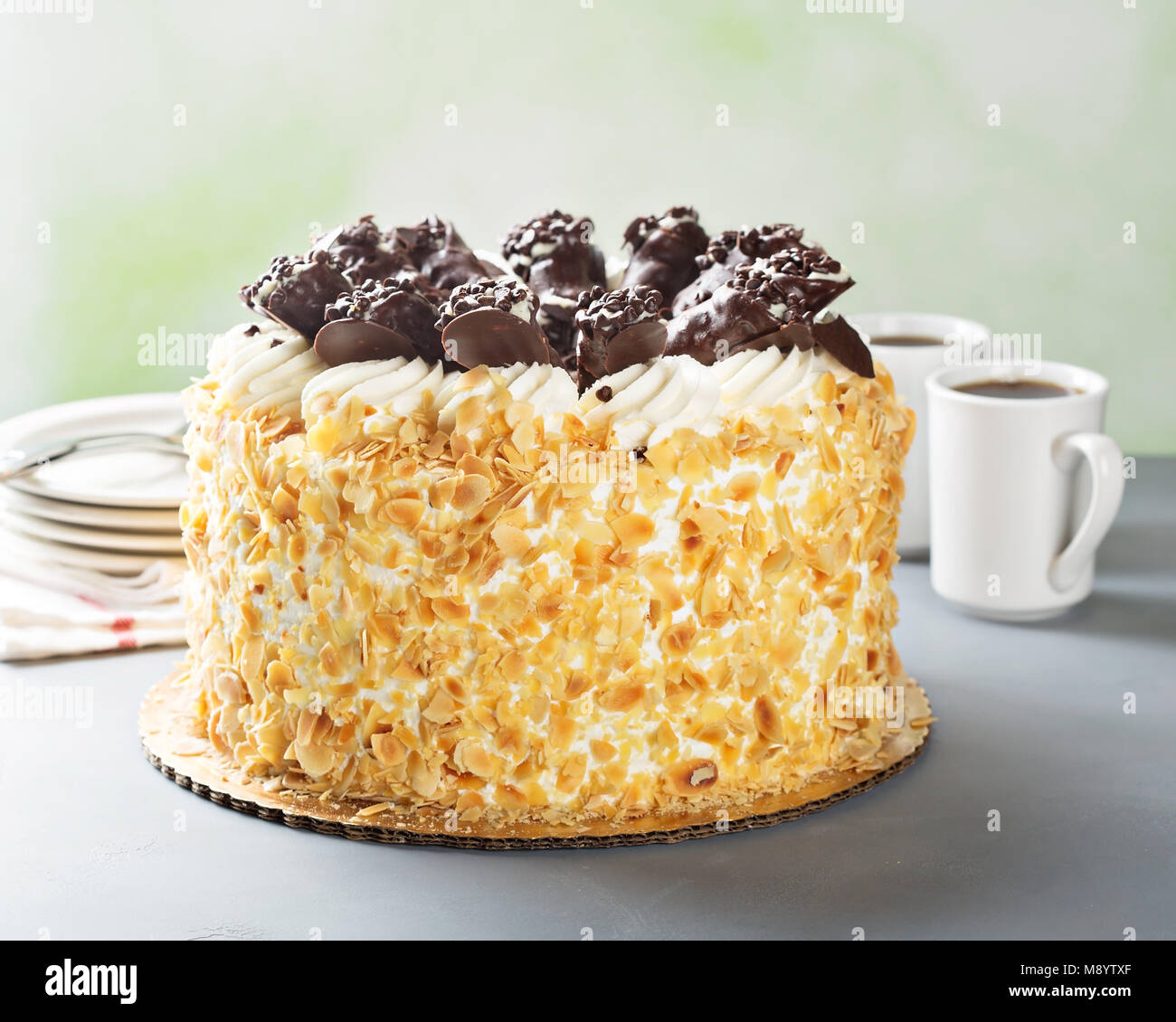 Italienische Kuchen mit Schokolade cannoli auf der Oberseite Stockfoto