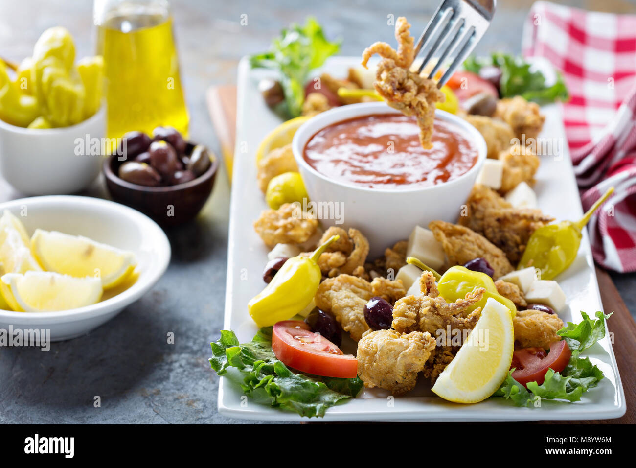 Frittierte Calamari mit marinara Sauce Stockfoto