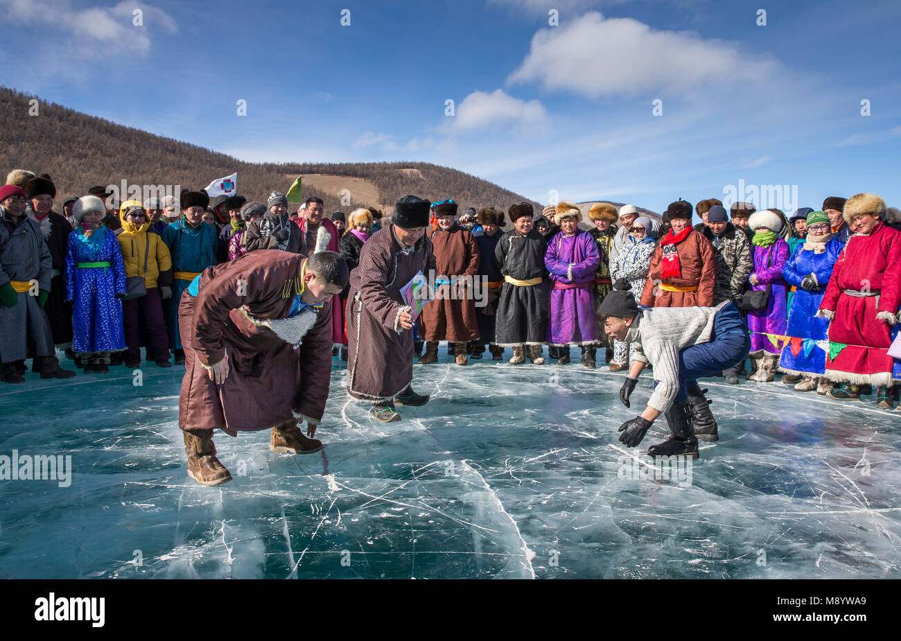 Hatgal, Mongolei, 4. März 2018: mongolische Männer wrestling auf einem zugefrorenen See Khuvsgul Stockfoto