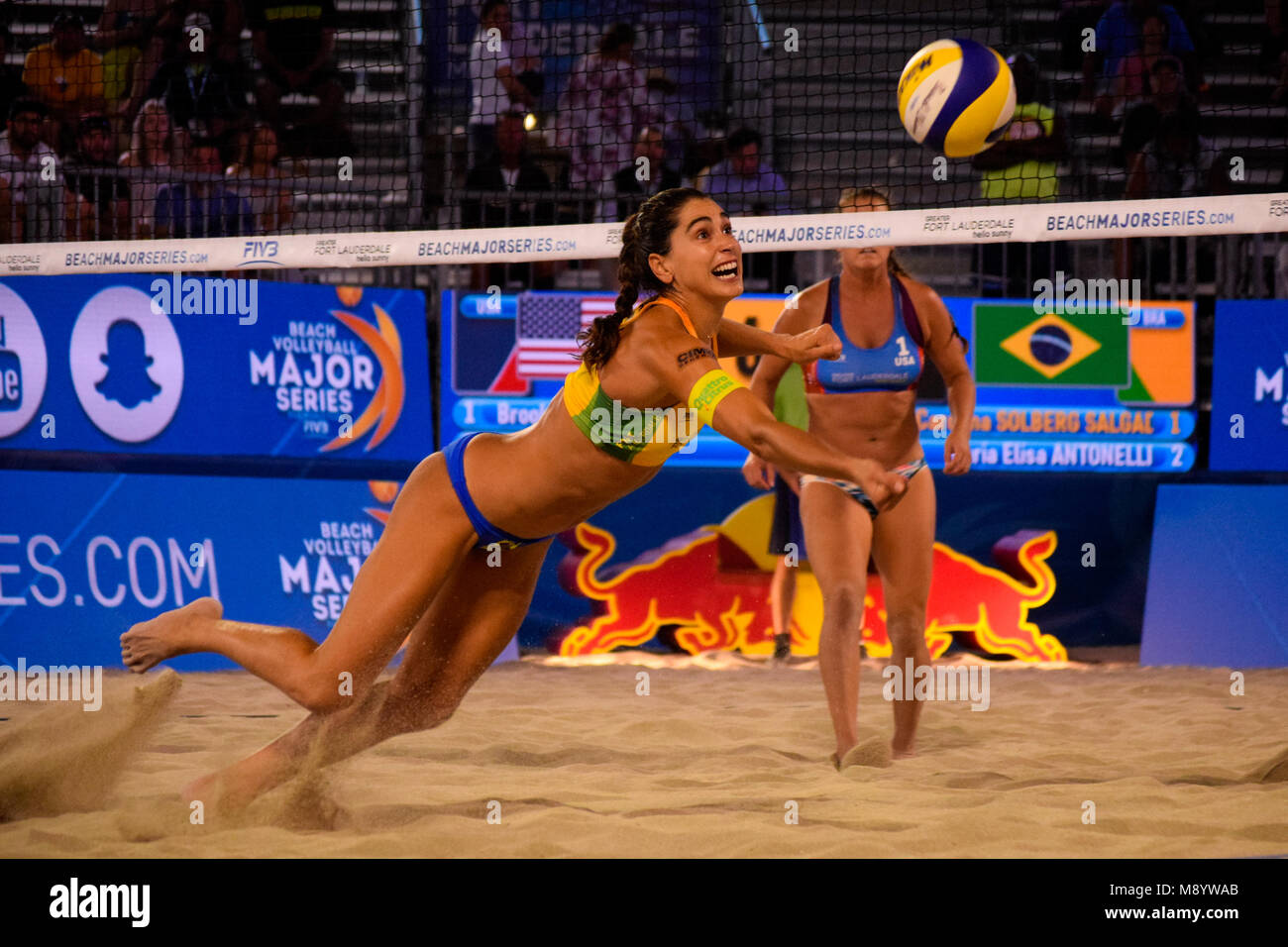 Carolina Salgado der brasilianischen Mannschaft mit einem spektakulären Speichern vor dem Angriff der USA. Die Volleyball großen Serie 2018 Florida moderiert wurde in Fort Lauderdale, USA vom 27. Februar bis 4. März 2018. Stockfoto