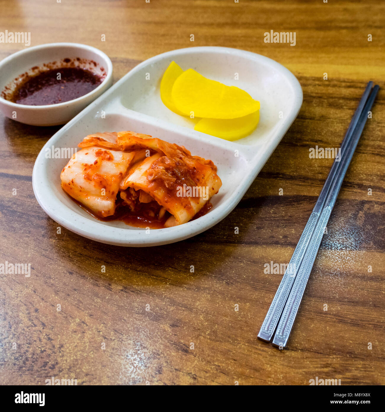 Kimchi und Rettich traditioneller koreanischer fermentierter ...
