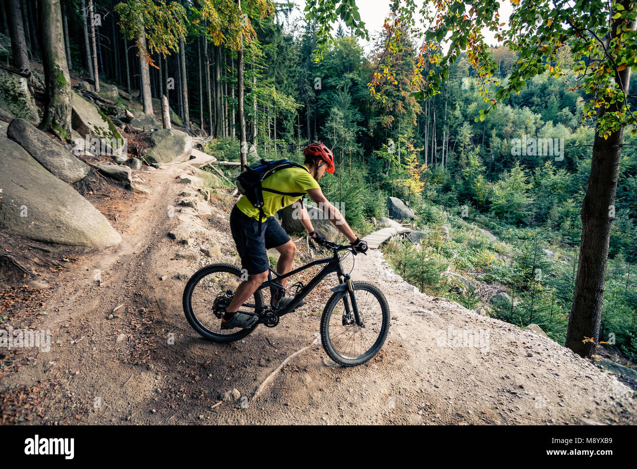 Mountainbiker in inspirierende Berge Herbstlandschaft auf Fahrrad Reiten. Mann Radsport MTB Enduro Trail unterwegs. Sport Fitness Motivation und inspira Stockfoto