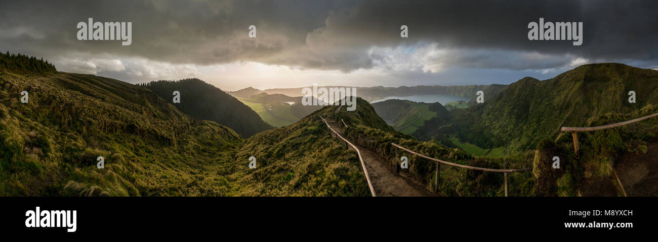 Erstaunliches Panorama Bild der Aussichtspunkt Miradouro Da Boca do Inferno (auch genannt da Grota do Inferno) auf der portugiesischen Insel Sao Miguel (Azoren Inseln Stockfoto