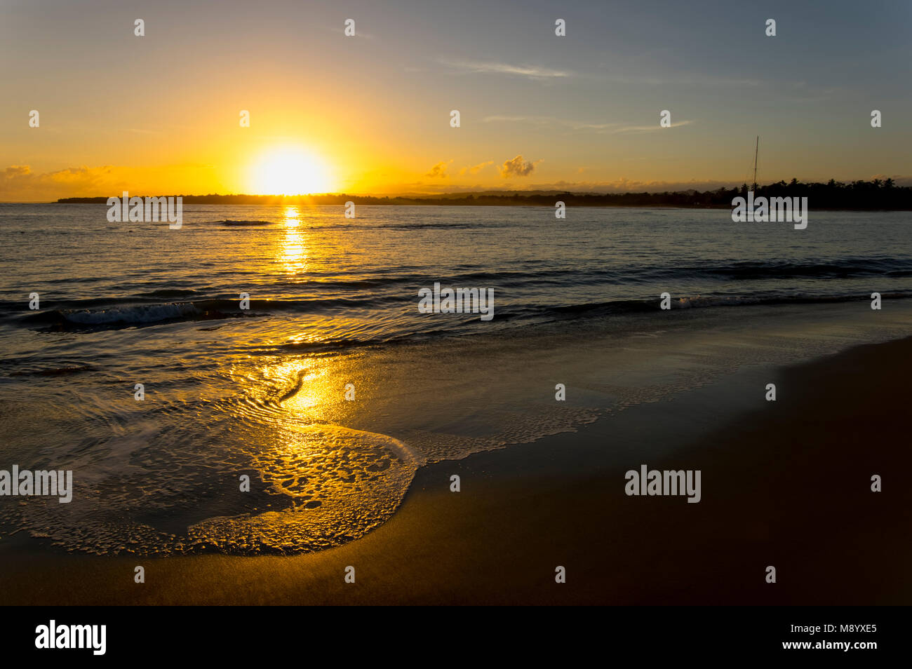 Am frühen Morgen Sonnenaufgang am Strand in der Dominikanischen Republik Stockfoto