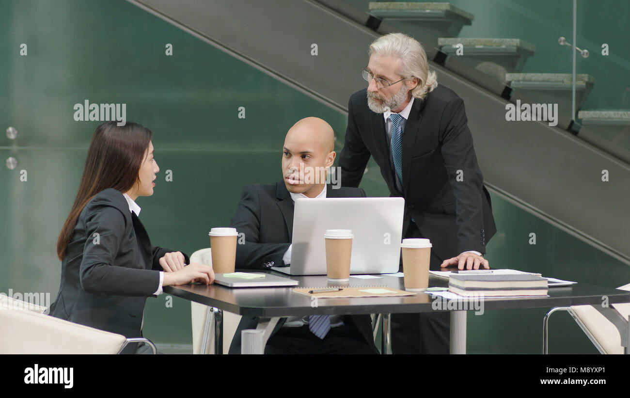 Multiethnischen Führungskräfte treffen Diskutieren im Büro. Stockfoto