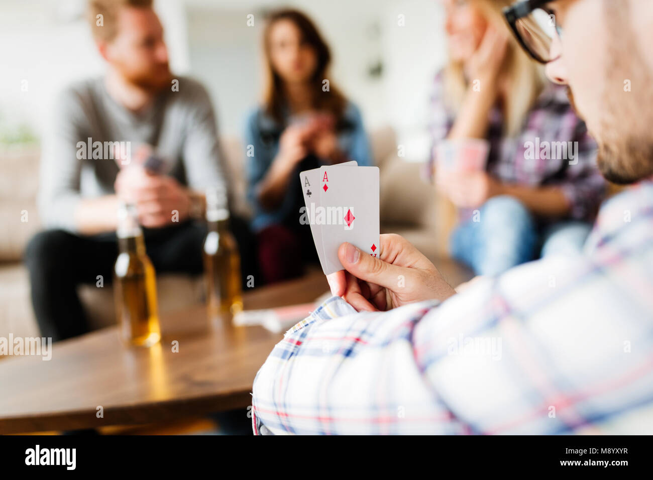 Gruppe von Freunden Spaß beim Karten spielen Stockfoto
