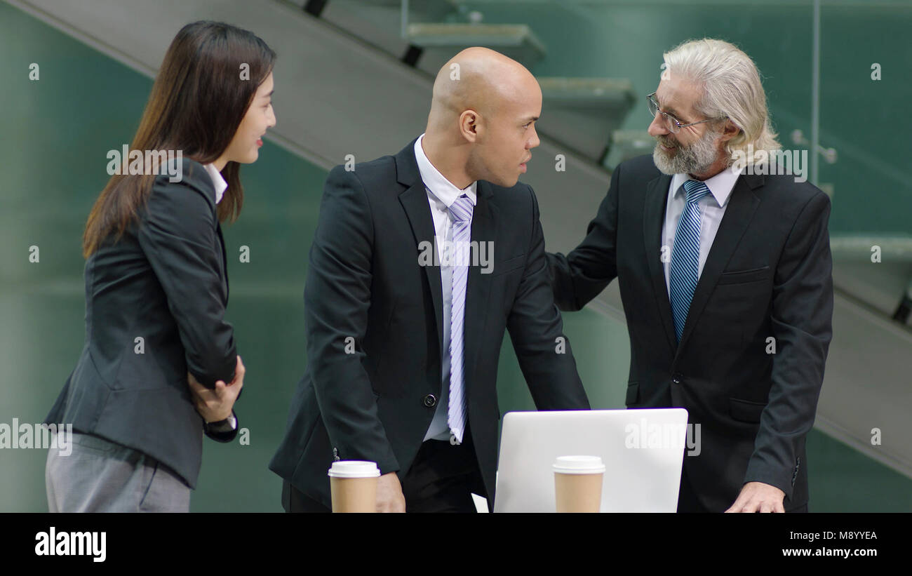 Senior Executive corpoate loben Junior Mitarbeiter geben einen Klaps auf die Schulter. Stockfoto