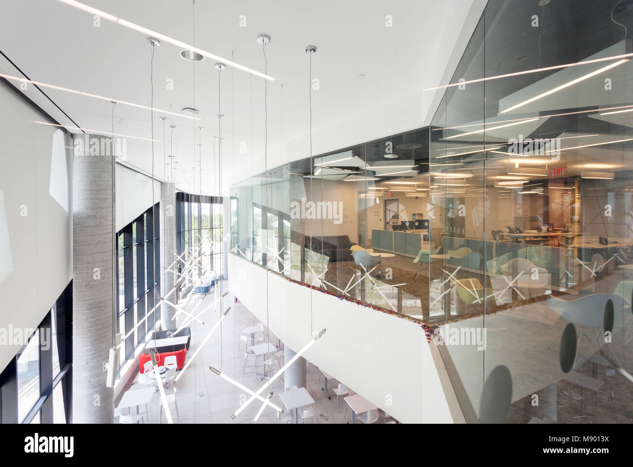 Eine Aussicht auf ein klasse Zimmer und einen gemeinsamen Bereich innerhalb des Bergeron Zentrum für Engineering Excellence an der York Universität Keele Campus in Toronto, Ontario, Stockfoto