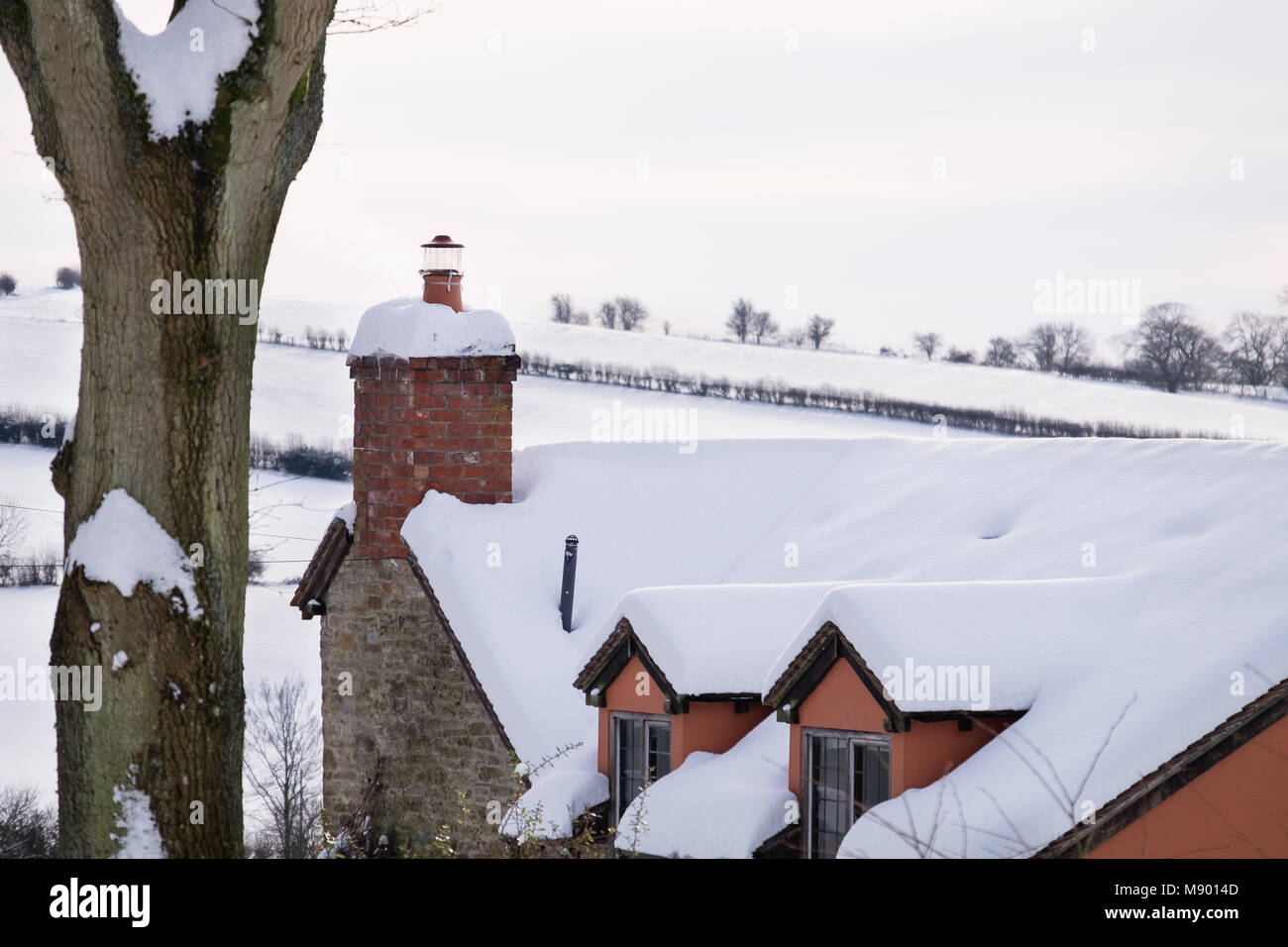 Schnee auf dem Dach des Hauses im Winter Stockfoto