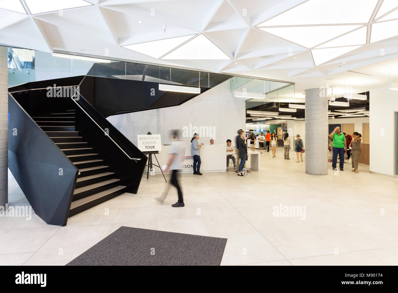 Die Hauptlobby im Bergeron Zentrum für Engineering Excellence an der York Universität Keele Campus in Toronto, Ontario, Kanada. Stockfoto