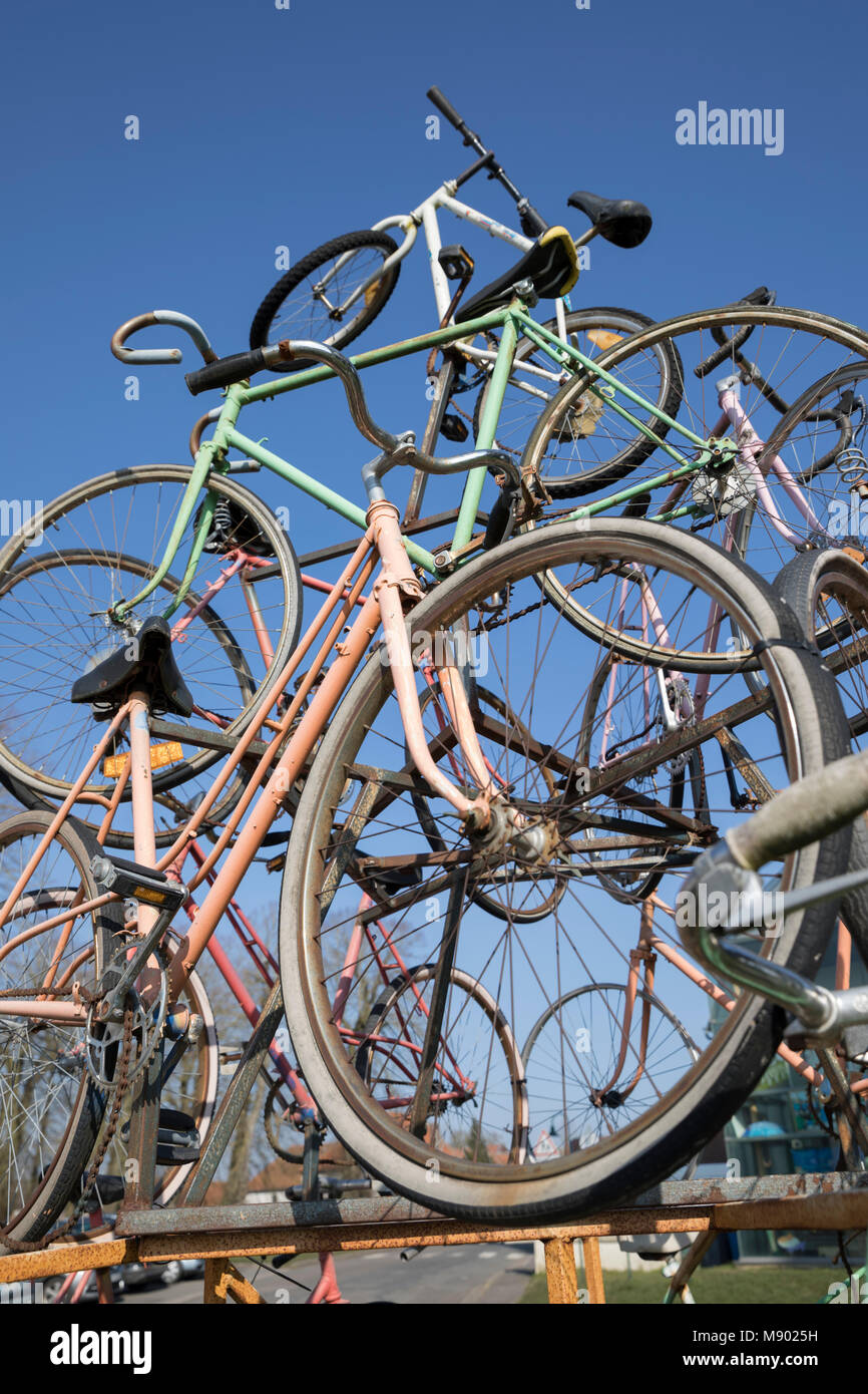 Stapel alte Fahrräder Stockfoto