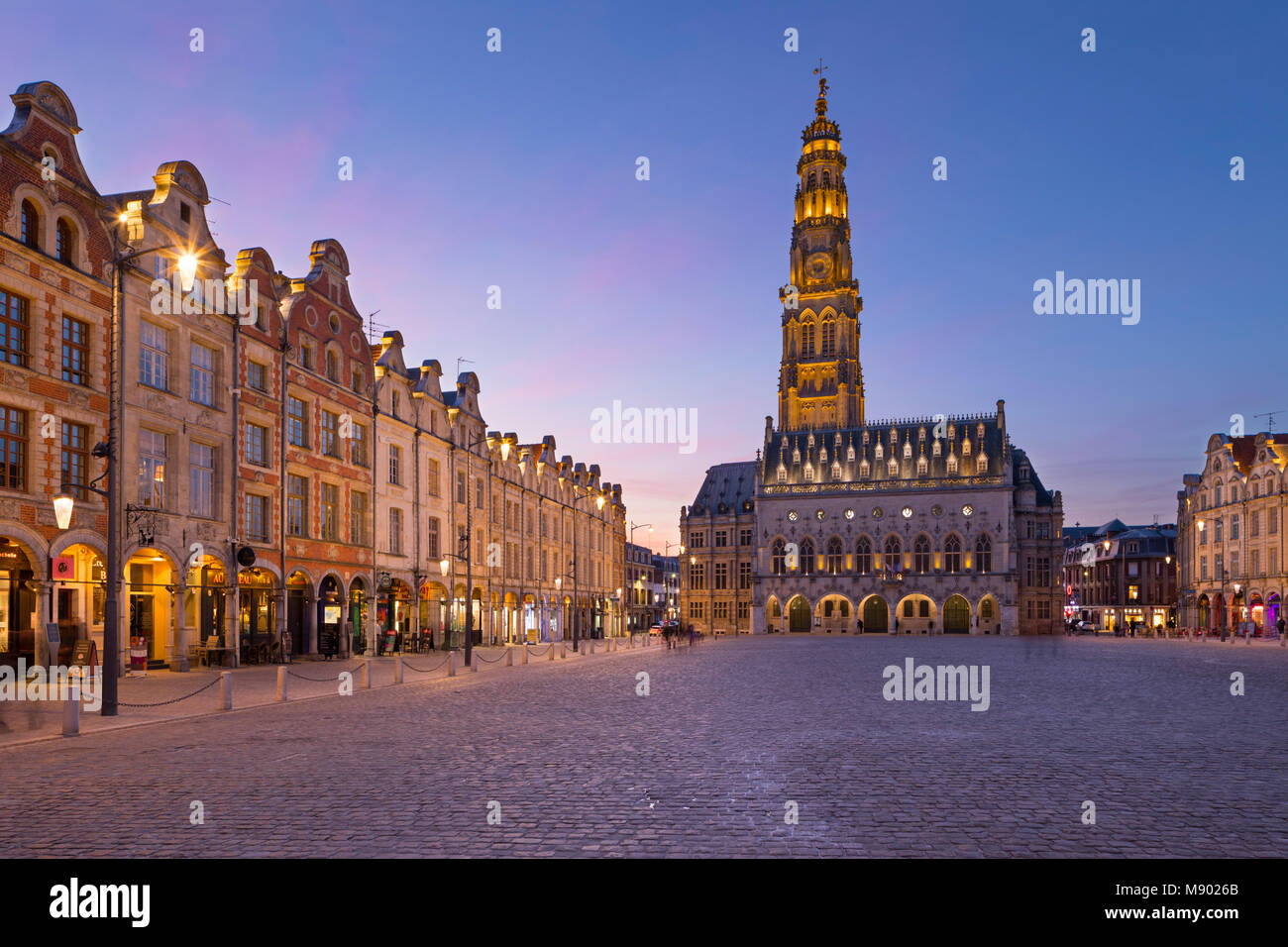 Place des Heros und das Rathaus und Belfried nachts mit Flutlicht, Arras, Pas-de-Calais, Ile-de-France, Frankreich, Europa Stockfoto