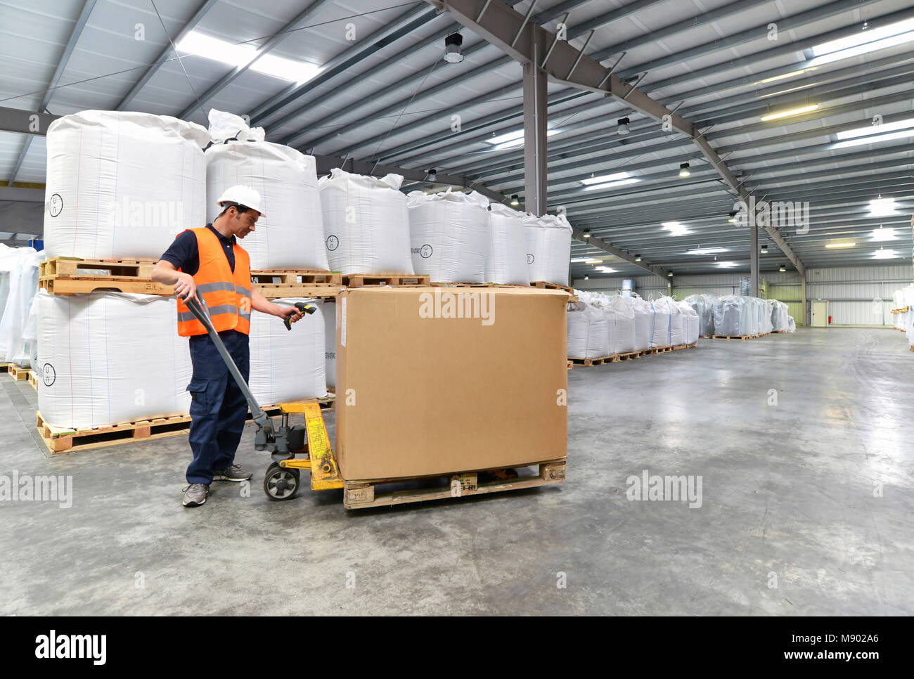 Arbeiter in der Logistikbranche - Barcode Stockfoto