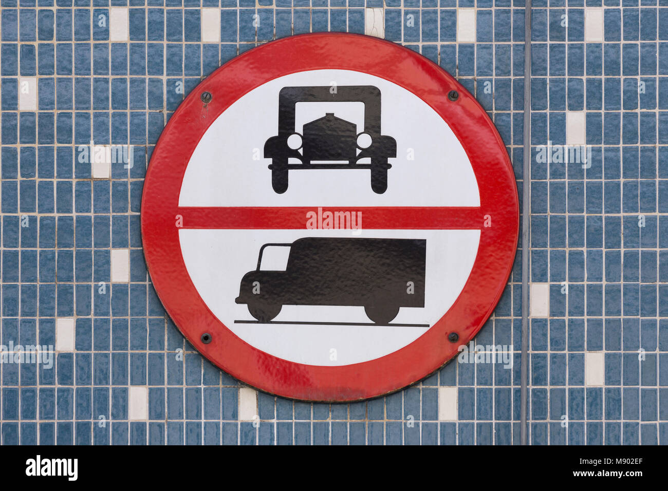 Wien, Österreich. Ein Verkehrsschild, dass verbietet die Durchfahrt von Autos und Lastwagen. Runde Schild mit roter Umrandung. Altmodische Symbole für Pkw und Nutzfahrzeuge. Stockfoto