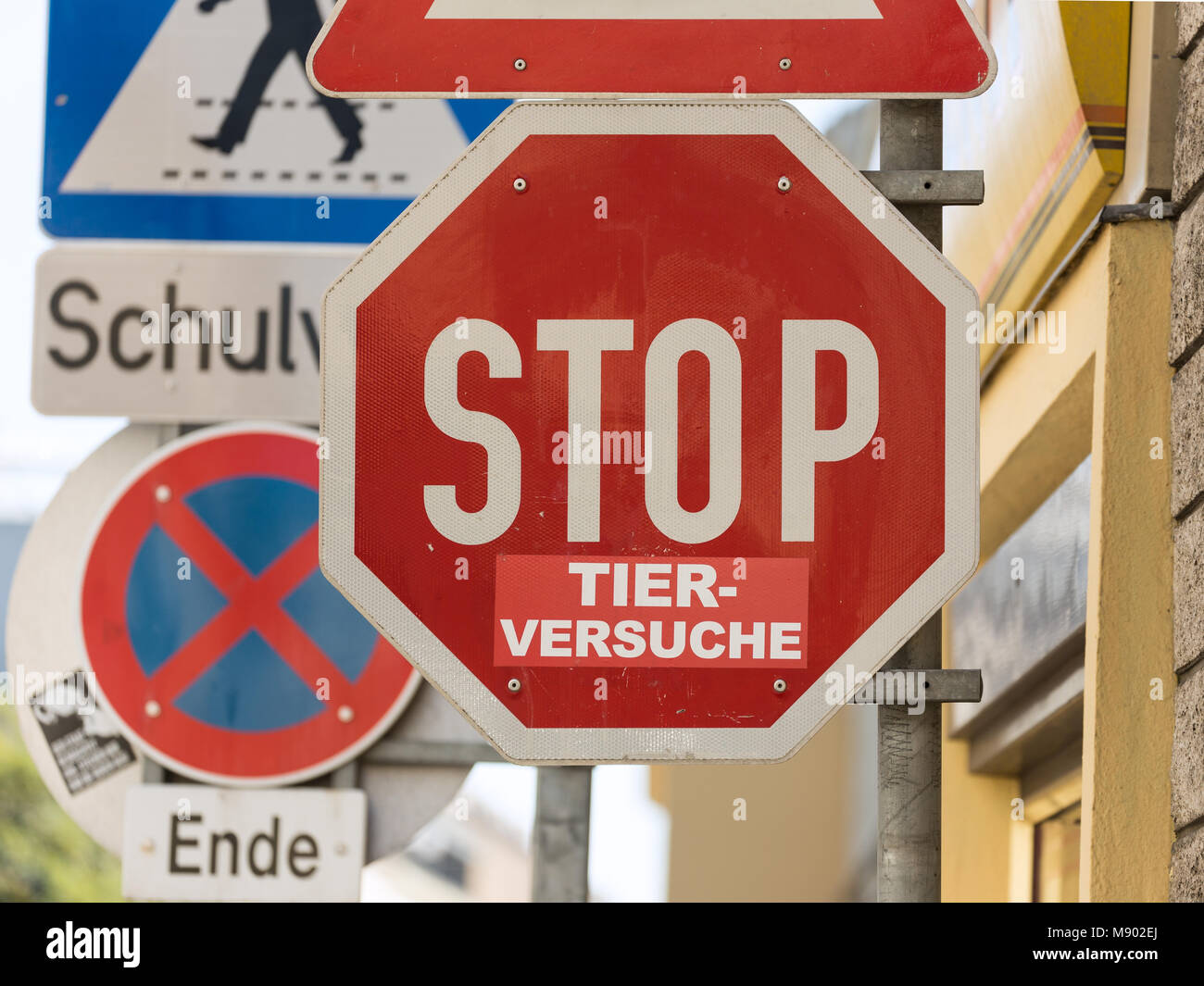 STOP-Schild mit einem manuell hinzugefügten Aufkleber lesen'' = TIERVERSUCHE Tierversuche: So ist der traffic sign ist highjacked eine politische Forderung zu vermitteln Stockfoto