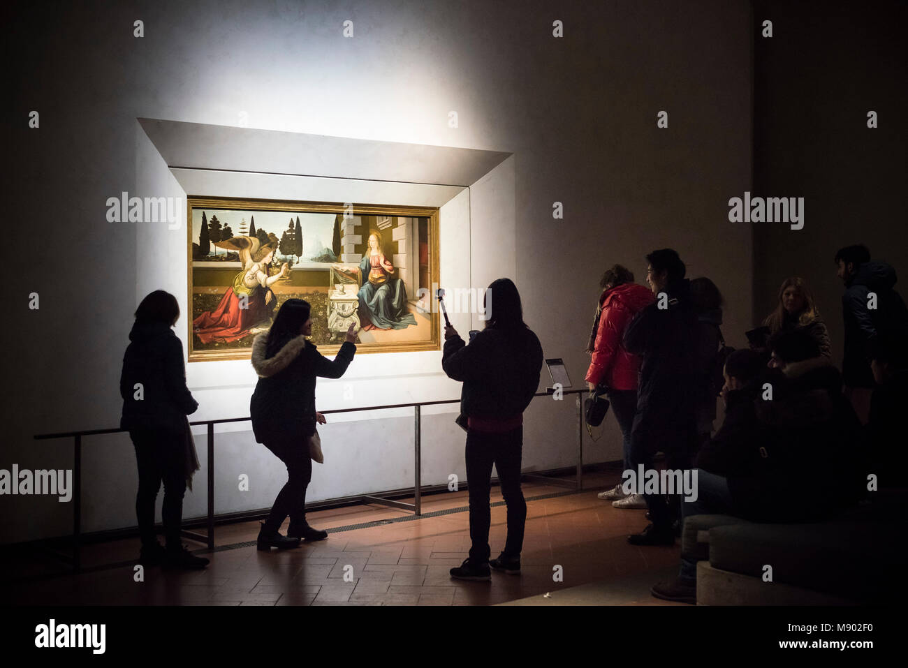 Florenz. Italien. Galerie der Uffizien. Besucher posieren für Fotos vor der Verkündigung, Gemälde von Leonardo da Vinci und Andrea Del Verrocchio, Ca. 1. Stockfoto
