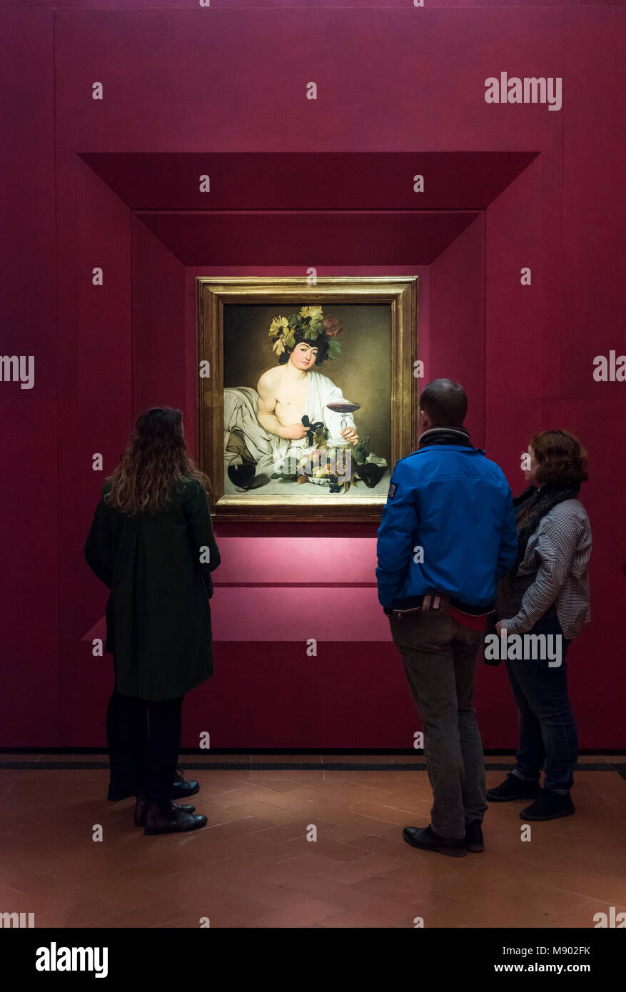 Florenz. Italien. Galerie der Uffizien. Besucher Anzeigen des Bacchus, Gemälde von Caravaggio (Ca. 1595). Galleria degli Uffizi. Die acht Zimmer in der 1. Stockfoto