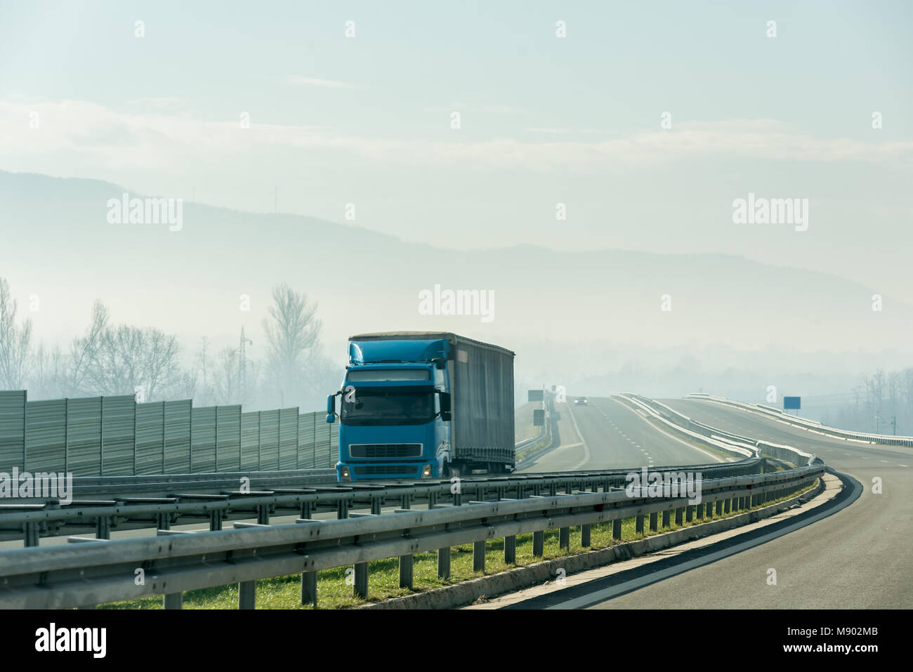 Sie Fahren Auf Eine Gut Ausgebaute Straße www.alamy.de