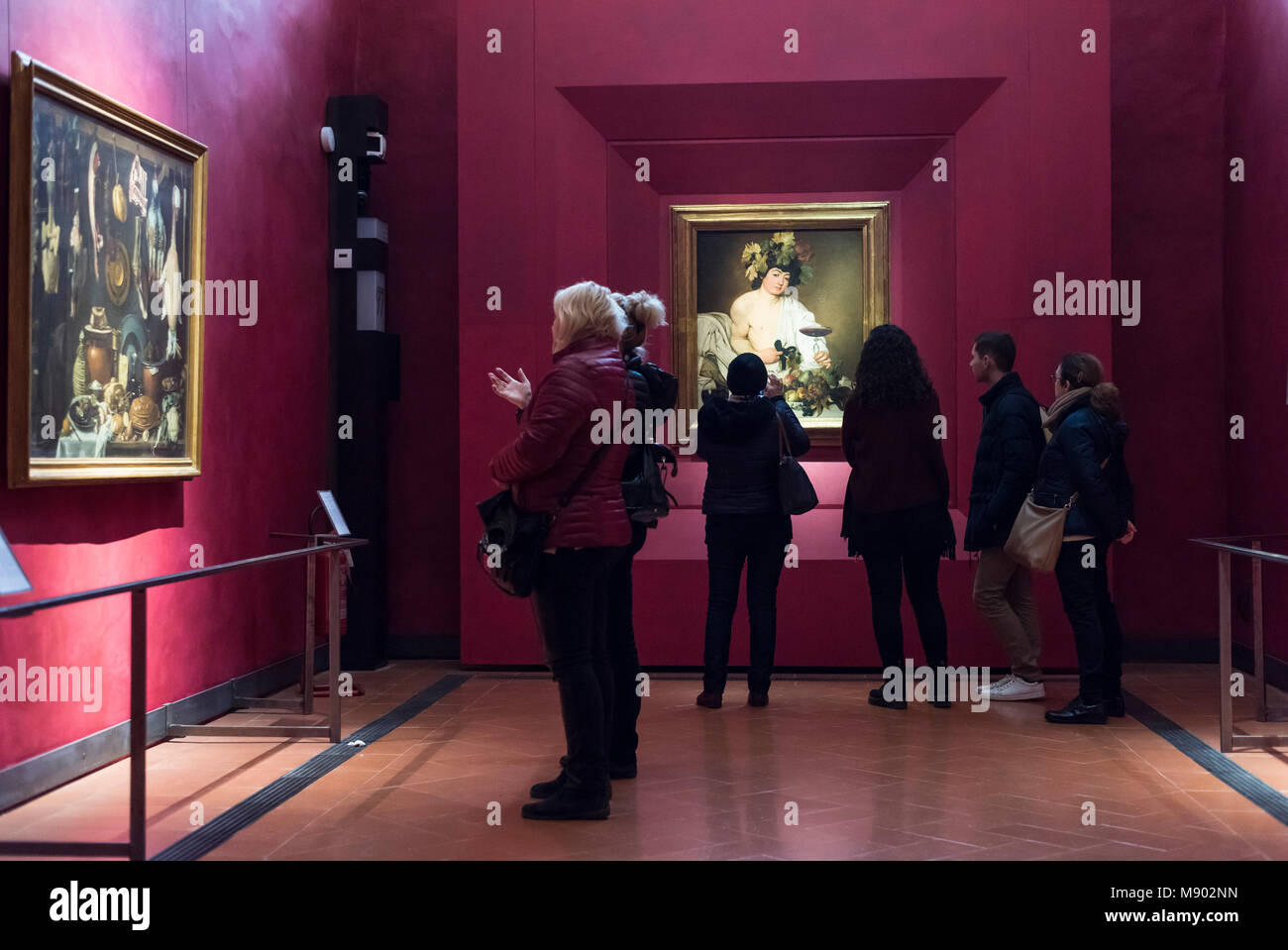 Florenz. Italien. Galerie der Uffizien. Besucher Anzeigen des Bacchus, Gemälde von Caravaggio (Ca. 1595). Galleria degli Uffizi. Die acht Zimmer in der 1. Stockfoto