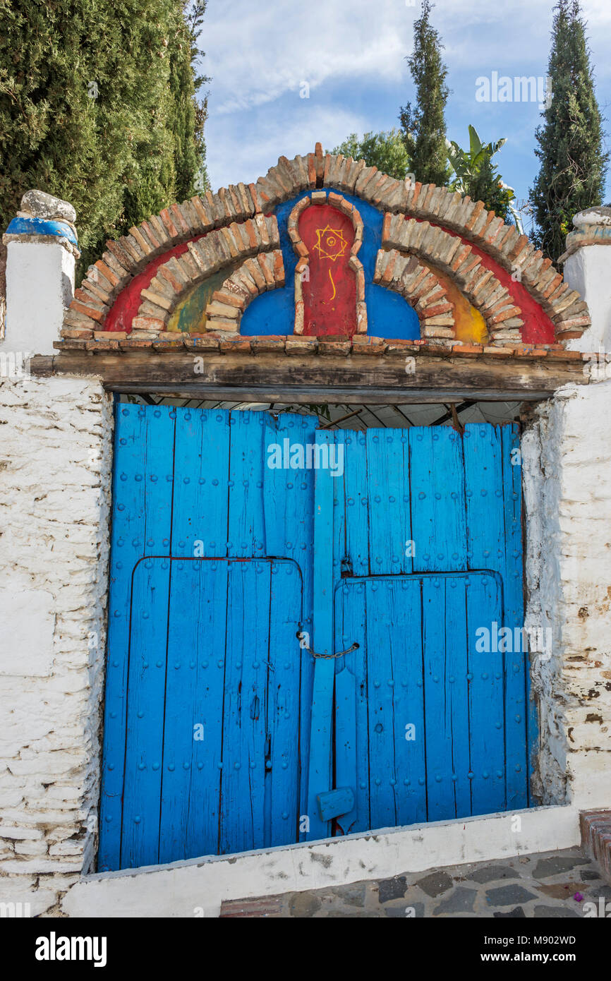 Macharaviaya, Málaga, Spanien. Hell blau hölzerne Tür lackiert. Stockfoto
