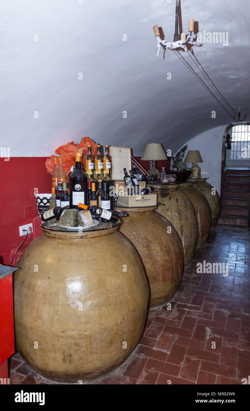La Caracola, ländliche Hotel, Andujar, Jaen, Spanien. Wein und Käse in den Keller. Stockfoto