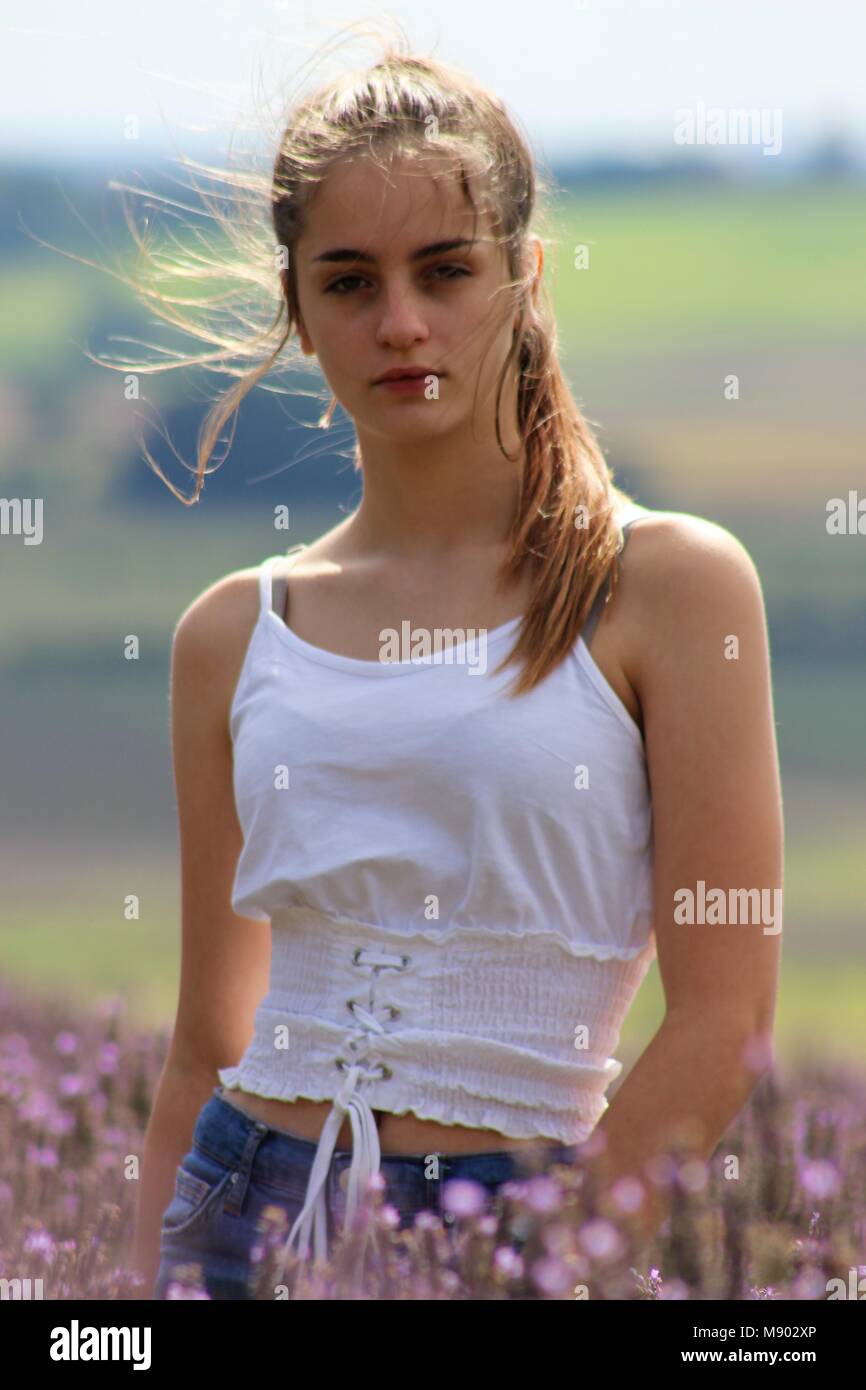 Junges Mädchen in den Lavendel Felder mit Weiß Top und Pferdeschwanz, Yorkshire, England, Großbritannien Stockfoto