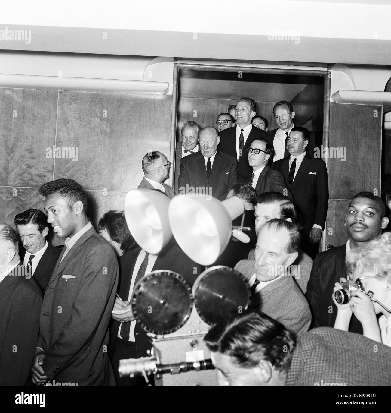 Cassius Clay (Muhammad Ali) in London, der am Tag seiner Ankunft vor seiner nicht-Titel Kampf gegen Henry Cooper im Wembley am 18. Juni. (Bild zeigt) Ton eine Pressekonferenz mit Henry Cooper und Zwillingsbruder, der an der Tür weg suchen. 27. Mai 1963. Stockfoto