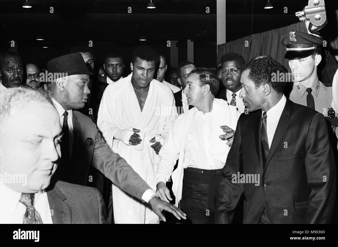 Muhammad Ali und Ernie Terrell met die Verwirrung darüber, wer war der rechtmäßige Weltmeister im Schwergewicht zu beenden. Vor dem Anfall, Terrell wiederholt Ali durch seine Geburt Namen genannt. Er erklärte später, dass er Ton für Jahre in den Bewunderern bekannt war und nicht benutzt, ihn anzurufen und einen anderen Namen erhalten. Ali nahmen Anstoß zu dieser, wie er in einem vorherigen Kampf mit Ring Legende Floyd Patterson, wo Patterson wählte Ali'Ton zu Anruf hatte." Ali sagte er Terrell bestrafen würde, wie er Patterson bestraft hatte. Ali gewann einen schiefen 15 runde Entscheidung, Rückforderung der unbestrittene Meisterschaft. 6. Februar 1967 Stockfoto