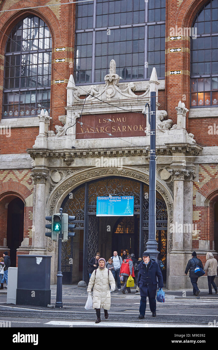 Bilder der großen Markthalle in Budapest Ungarn einschließlich der Details des Gebäudes und von Erzeugnissen für den Verkauf Stockfoto