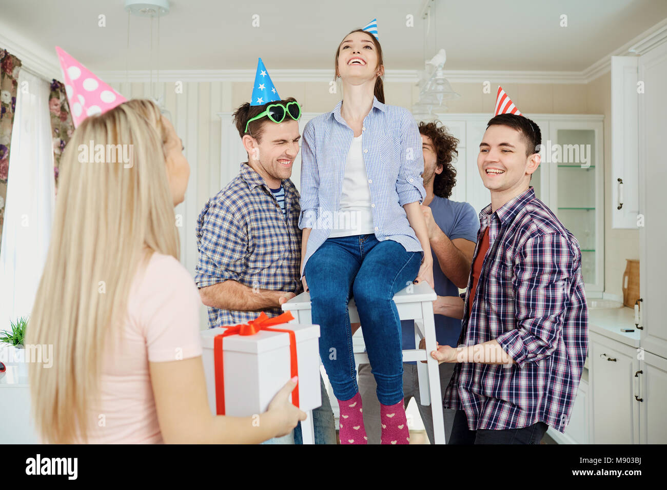 Freunde mit Kuchen feiern Geburtstag an einer Partei. Stockfoto