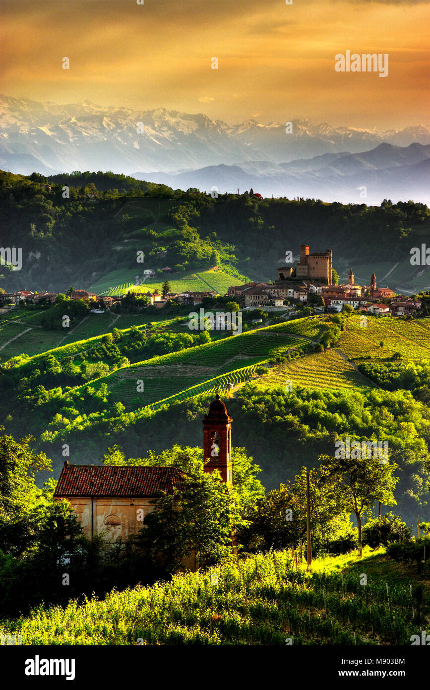 Anzeigen von Serralunga d'Alba mit der Sonne, zieht die Kräuselung auf die Hügel. Wir sind in den Wein erzeugenden Fläche von Barolo. UNESCO-Weltkulturerbe. Stockfoto