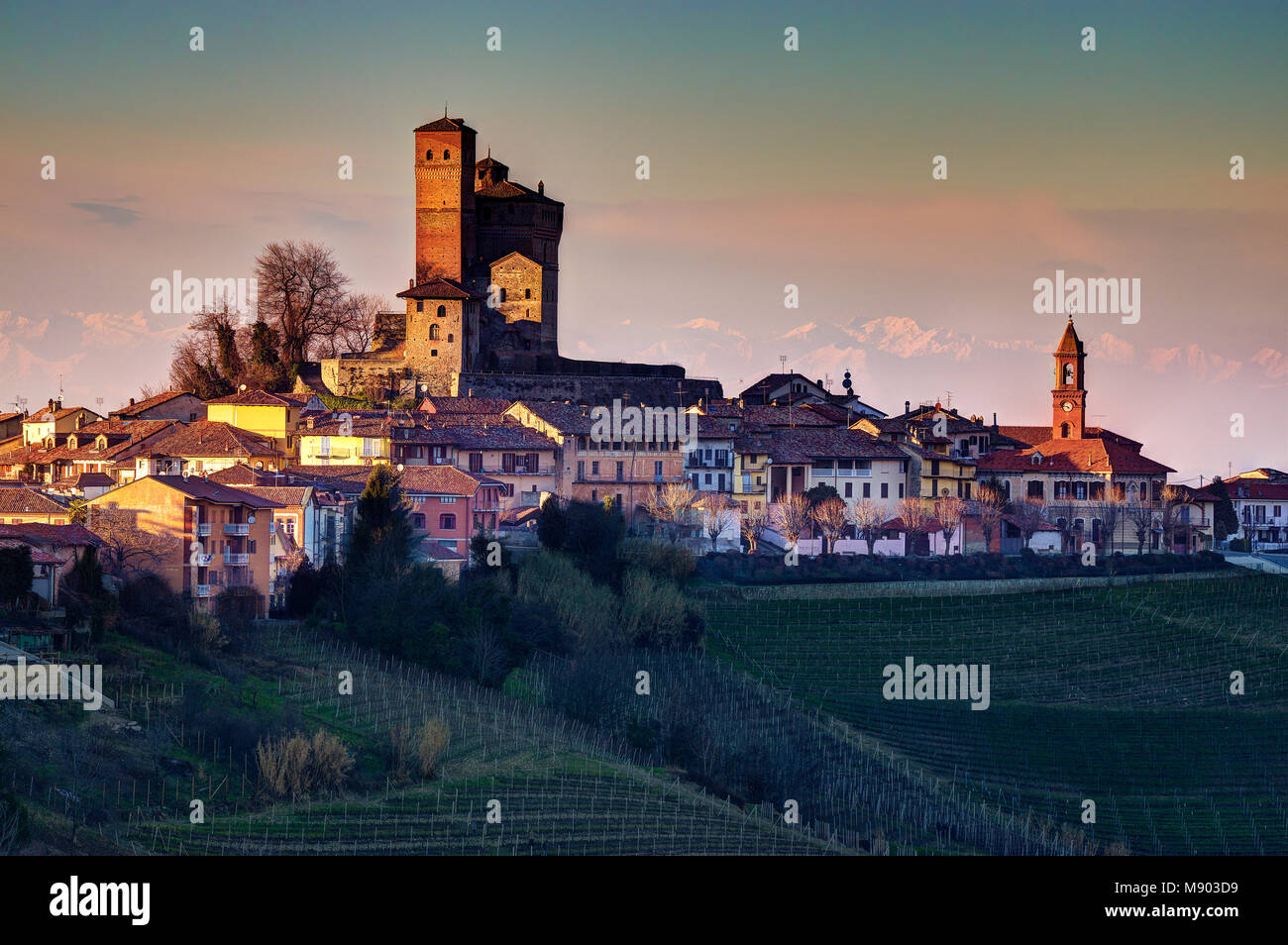 Der malerischen Burg von Serralunga d'Alba steht auf dem Dorf, umgeben von Weinbergen. UNESCO-Weltkulturerbe. Stockfoto