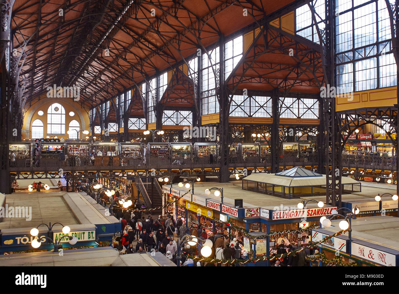Bilder der großen Markthalle in Budapest Ungarn einschließlich der Details des Gebäudes und von Erzeugnissen für den Verkauf Stockfoto