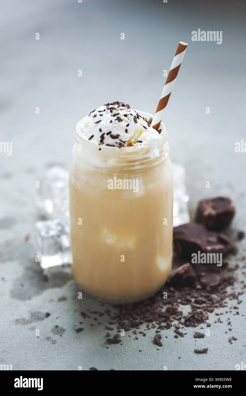 Kaffee. Latte mit Schokolade und gestreifte Stroh Stockfoto