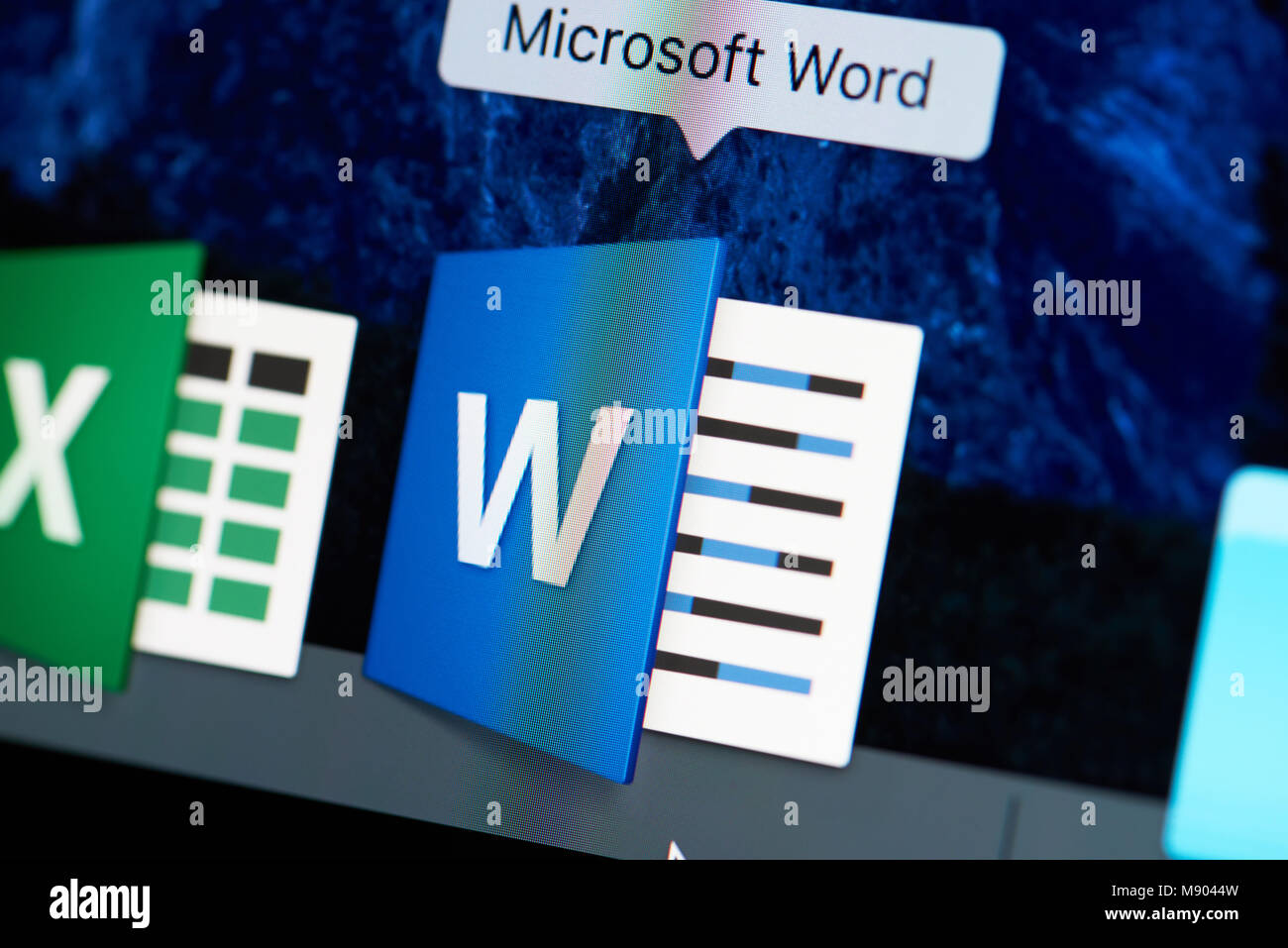 New York, USA - 18. August 2017: Microsoft Office Word Symbol Close-up auf dem Laptop Bildschirm. Start Wort app Stockfoto