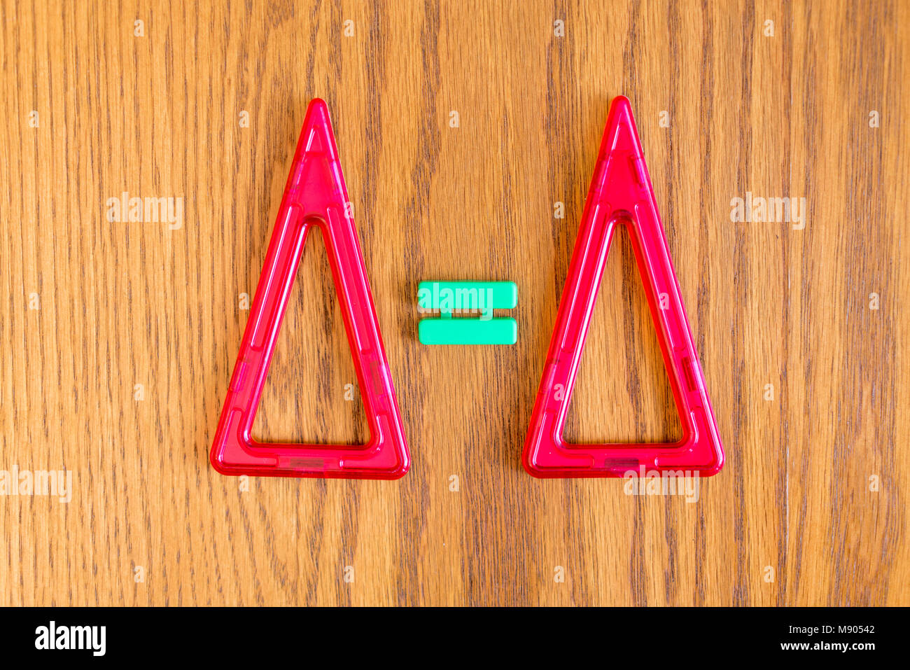  Zwei rote Dreiecke und das Gleichheitszeichen Stockfotografie - Alamy