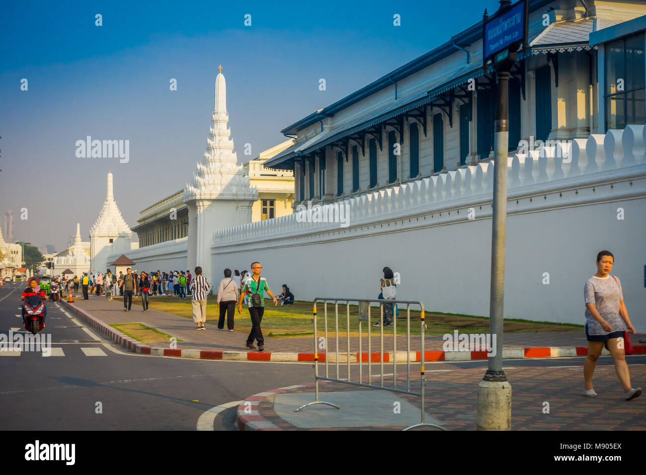 BANGKOK, THAILAND - Februar 08, 2018: unbekannte Menschen zu Fuß in der Nähe der weißen Wand des Palastes in der Na Phra Lan Road in Bangkok, Thailand Stockfoto